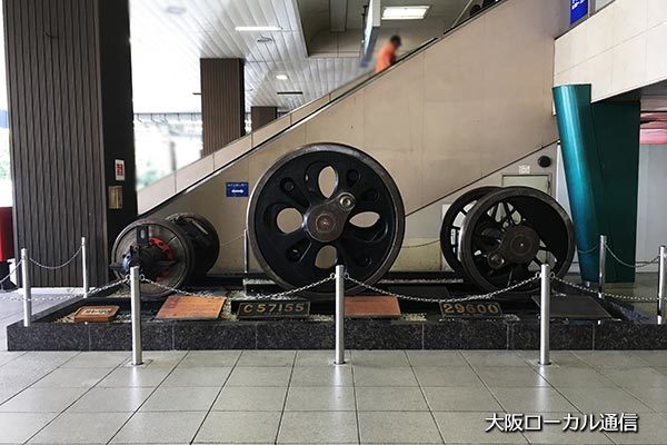 新大阪駅に展示されている巨大な車輪